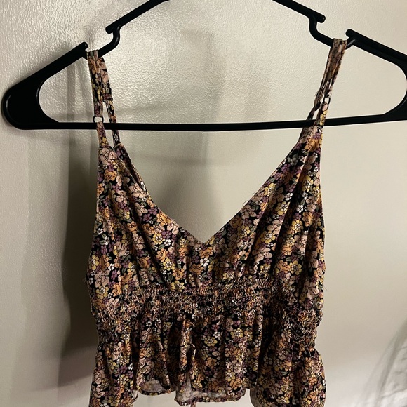 Suuuuper cute floral tank top, cropped. Only worn once, great condition - Picture 3 of 3